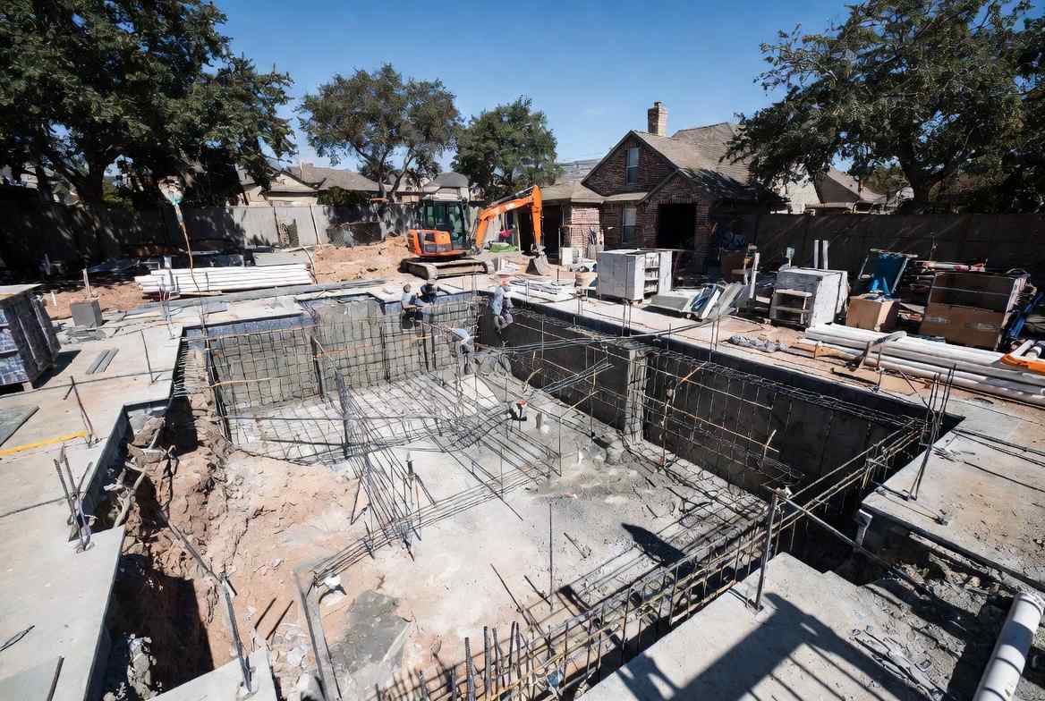 gunite pool vs fiberglass pool gunite vs fiberglass best pool type for Texas