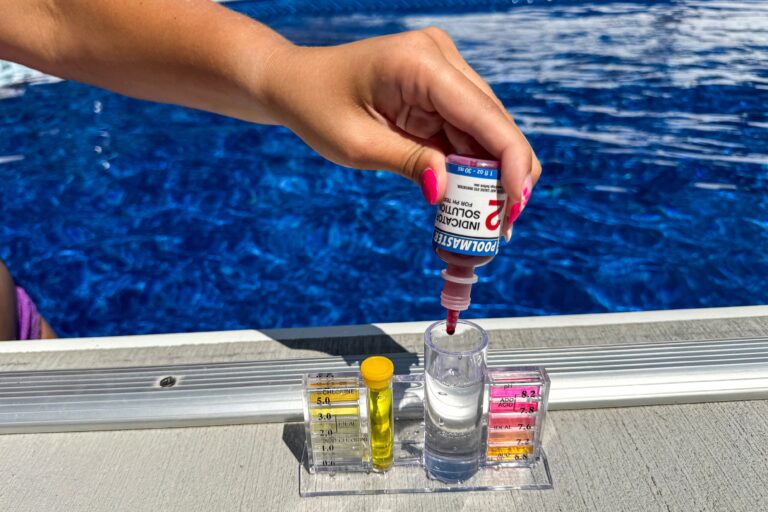 pool test strips vs liquid test kit, are pool test strips accurate, DPD pool test kit, pool water test strips, liquid pool test kit