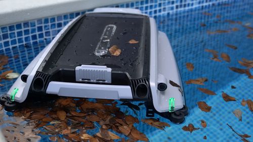 floating pool skimmer vs built in skimmer, floating pool skimmer, built in pool skimmer, solar pool skimmer helper