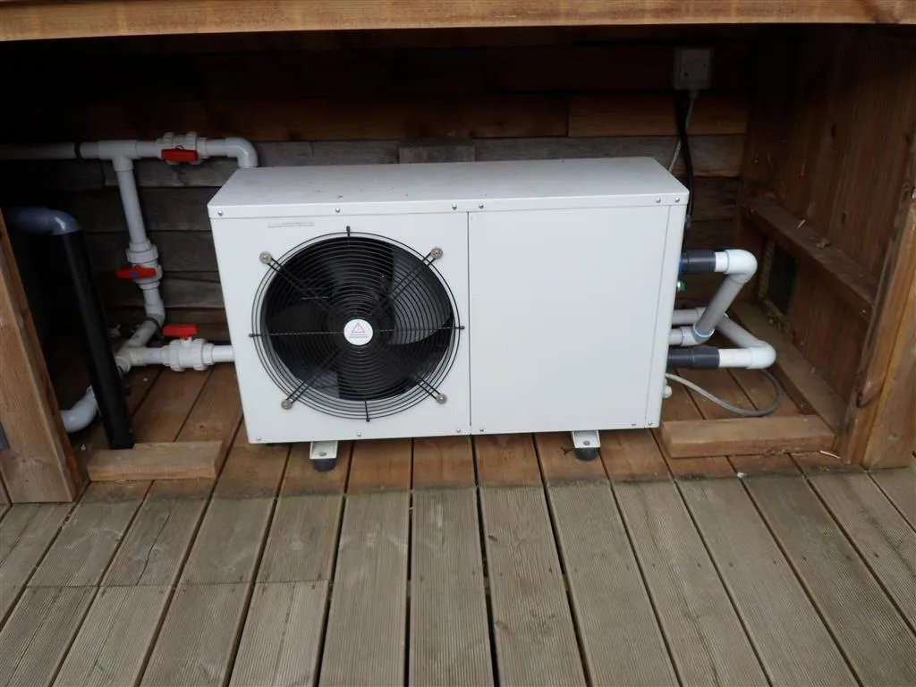 pool cleaner wheels not turning, pool cleaner wheel problem, suction cleaner wheels not moving, robotic pool cleaner wheels stuck, pool cleaner troubleshooting