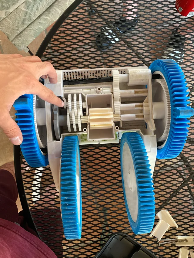 pool cleaner wheels not turning, pool cleaner wheel problem, suction cleaner wheels not moving, robotic pool cleaner wheels stuck, pool cleaner troubleshooting